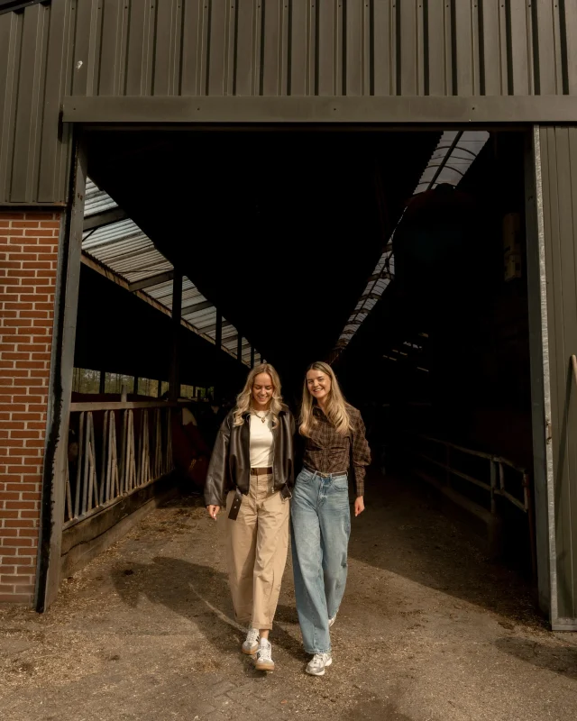 Eens een keertje wat anders… 🌾🐮

Toen ik vorige maand deze last-minute aanvraag kreeg, hoefde ik niet lang na te denken of ik mijn planning ervoor zou omgooien.

Een paar dagen later zouden namelijk deze stallen achter het huis van deze familie worden afgebroken. Een plek waar ze van jongs af aan veel tijd hebben doorgebracht. Een plek vol herinneringen en verhalen.

Ik had op zo’n locatie nog niet eerder een shoot gedaan, maar wat was het bijzonder om juist op deze locatie foto’s te mogen maken. Het maakte de sessie extra persoonlijk en waardevol.

Heb jij ook een speciale plek die veel voor je betekent, of een idee voor een shoot dat nét even anders is, dan ‘normaal’. Weet dan dat je daarvoor ook bij mij terecht kunt! 😊
