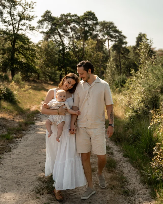 FAMILY SHOOT 
De komende weken zit mijn agenda al lekker vol. Wil je met dit heerlijke zomerse weer nog een familieshoot plannen? 💛 Dan heb ik doordeweeks nog een paar plekjes beschikbaar, of er is in september weer wat meer ruimte!